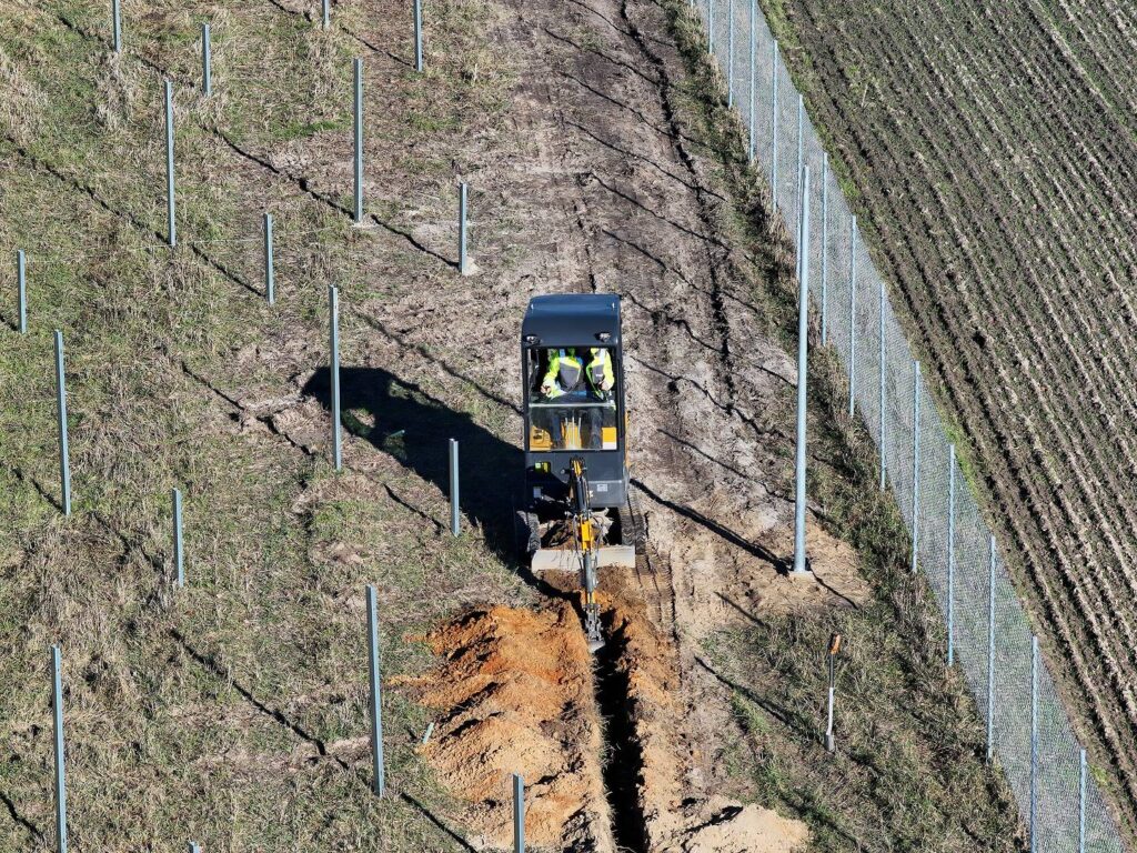 Prace na budowie farmy PV Ciecierzyn – panele LONGi na konstrukcji Amiston